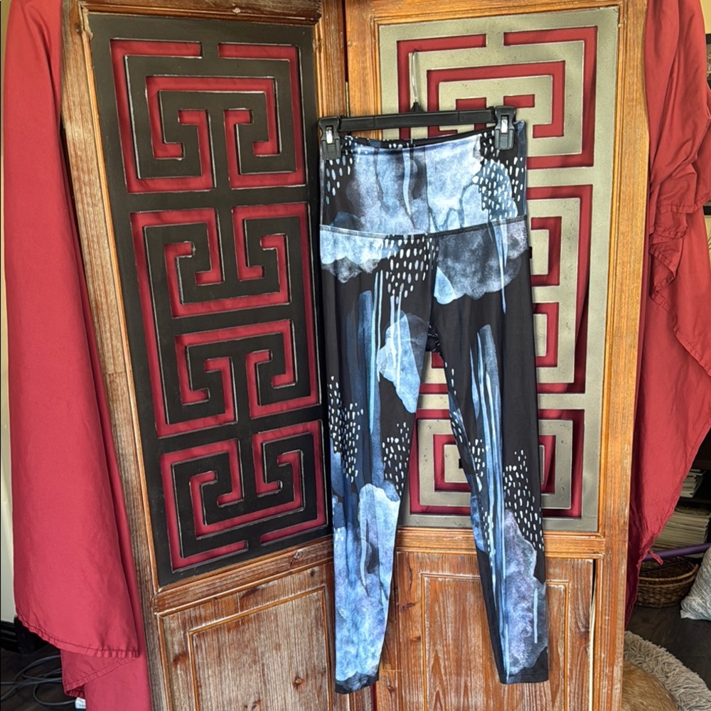 Beyond Yoga Black and Blue Patterned Leggings - capri length